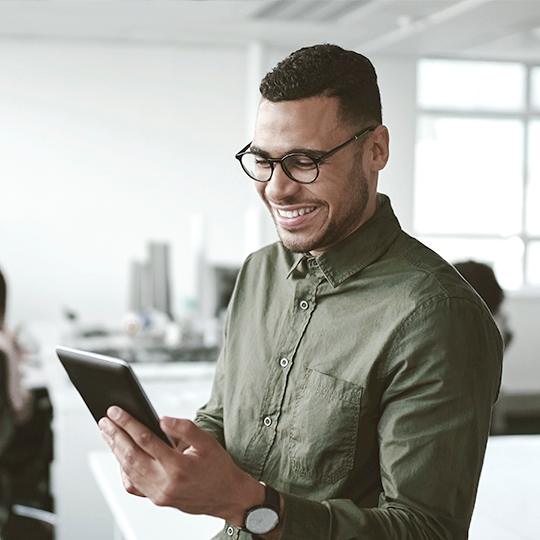 Voorwaarden fabrieksgarantie Man bekijkt zijn tablet