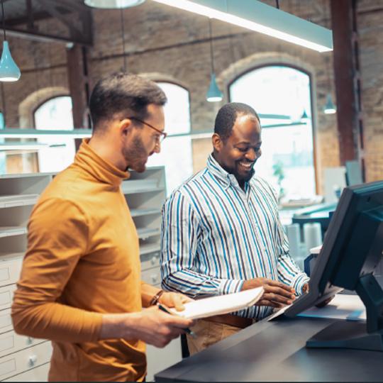 Digitalisering en scan workflow collega's bij printer
