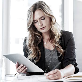 Concurrentievoordeel met Content Services Woman with tablet