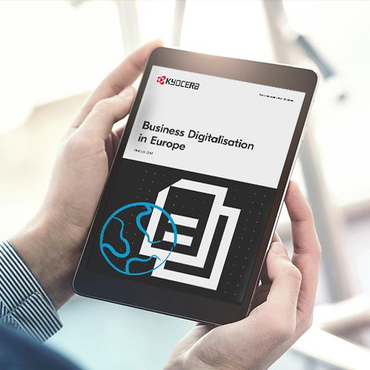 Download 'Business Digitalisation in Europe Outlook 2019' Handen die tablet vasthouden