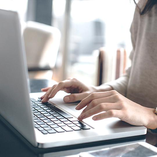Document management (DMS)/Enterprise Content Management (ECM) vrouw-bij-kast
