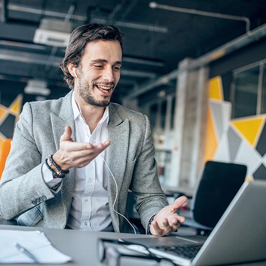 Managed Application Services Man geeft uitleg aan een klant