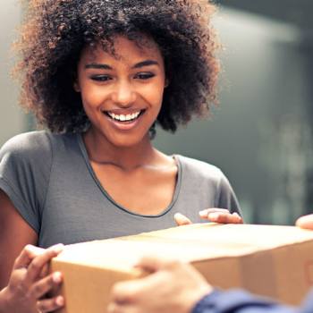 Vrouw geeft lege toners mee met recyclingsbedrijf