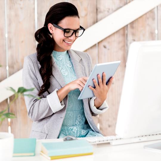 Print vanuit de cloud en scan naar de cloud Vrouw werkt thuis op haar tablet