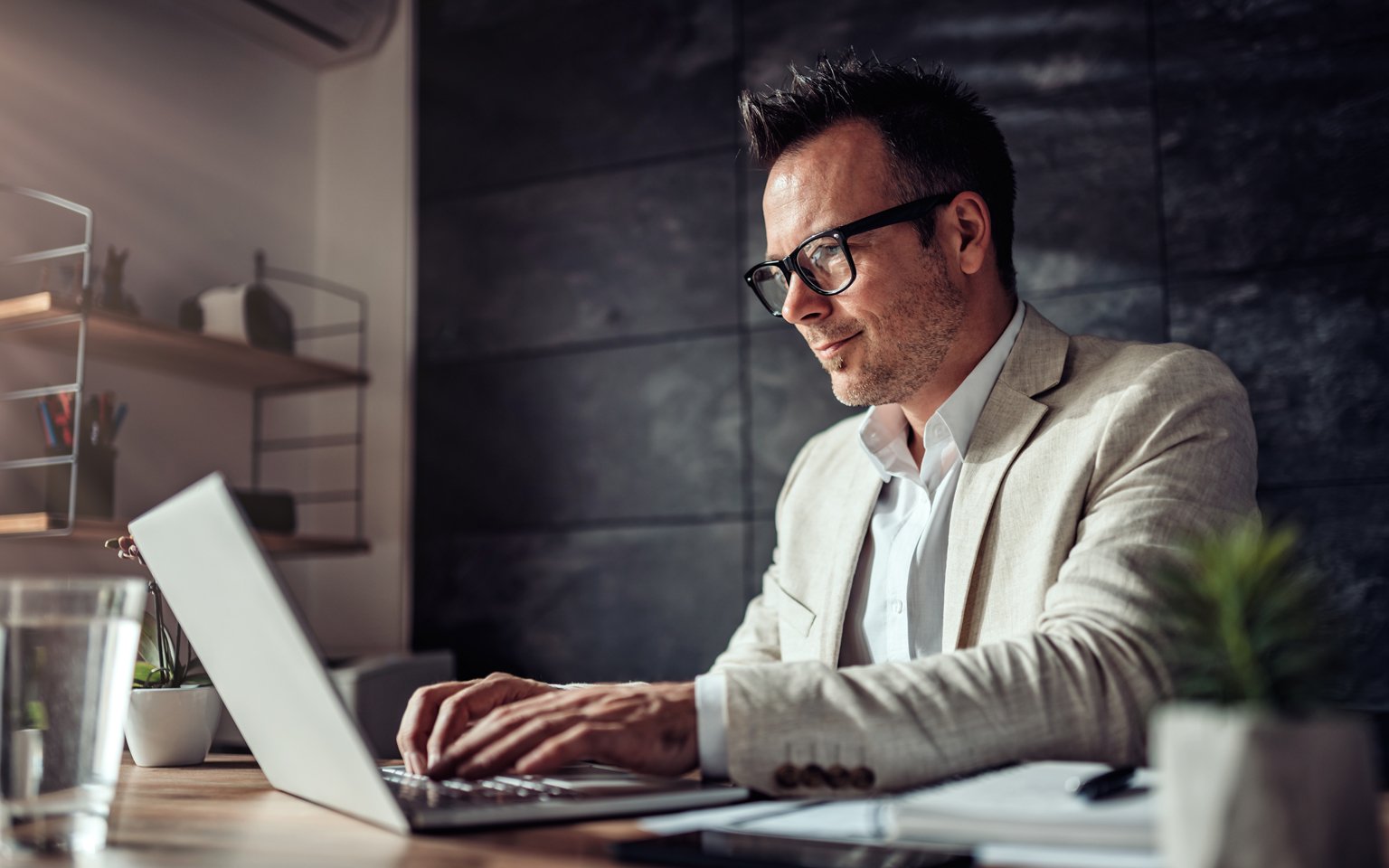 man thuis aan het werk op zijn laptop