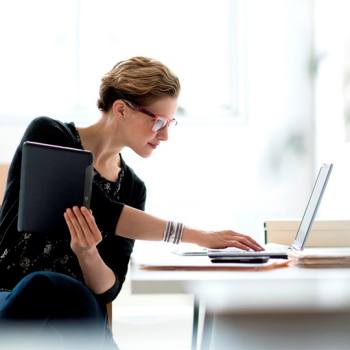 PaperCut Vrouw werkt op tablet
