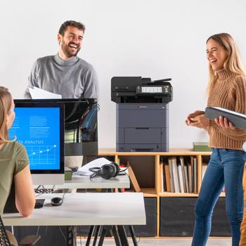 Team werkt samen op kantoor