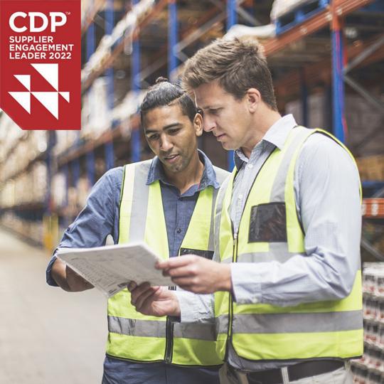 Supplier Engagement Leader 2022 Warehousemedewerkers kijken op vrachtbrieven.