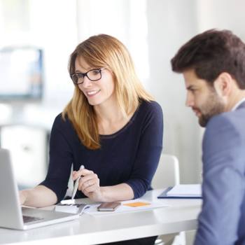 vrouw-achter-scherm-met-man