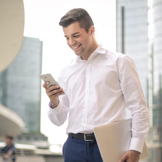 Document workflows Man werkt op straat via smartphone